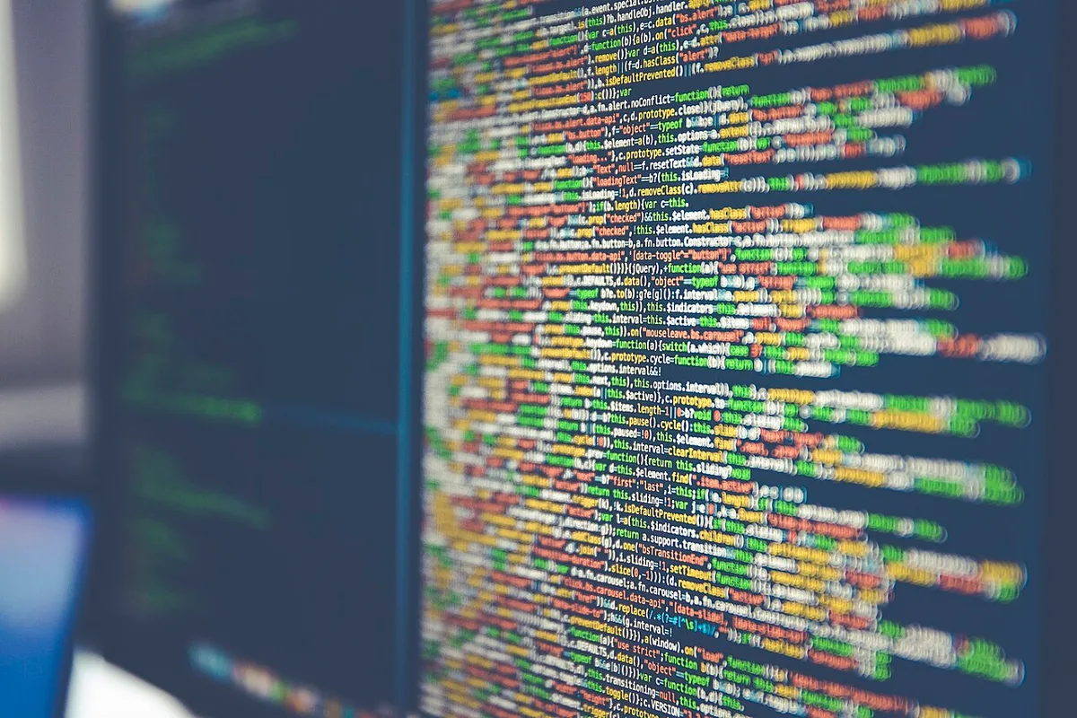 Bunter Programmcode auf einem Bildschirm