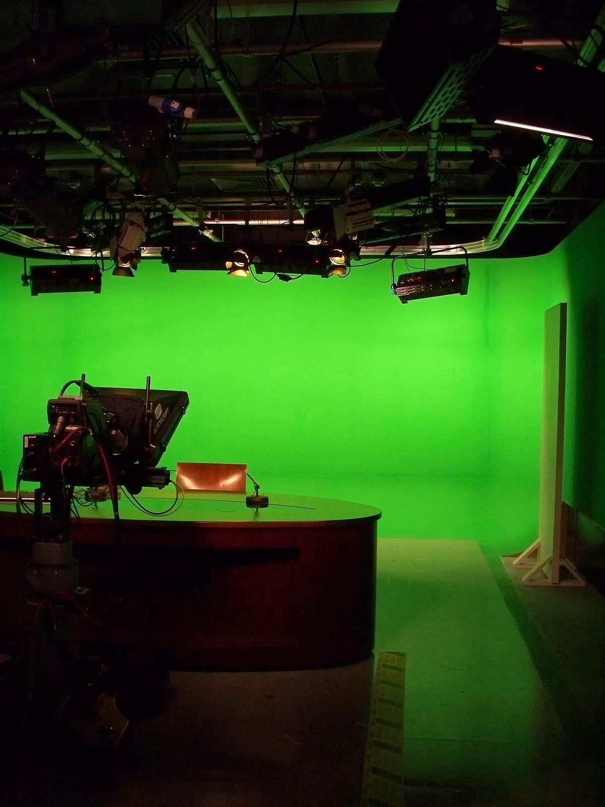 Fernsehstudio mit Kameras und Monitoren
